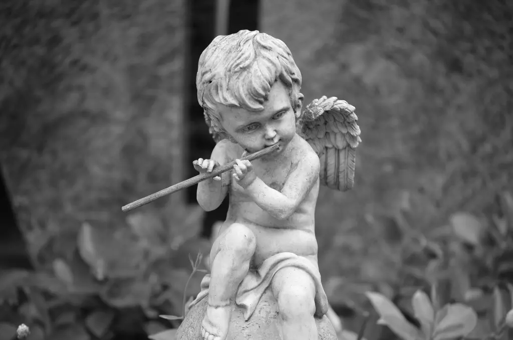 A statue of a baby with wings playing a flute as a reminiscent of the Pied Piper of Hamelin (Der Rattenfänger von Hameln)